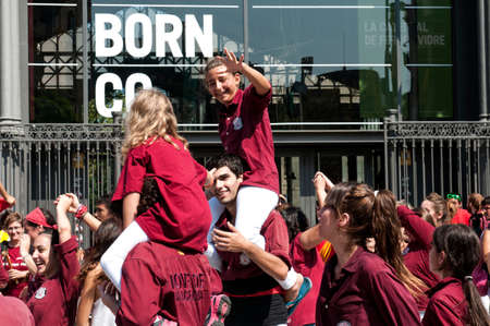 BARCELONA, SPAIN- 11TH SEPTEMBER 2014 : People of all ages marching for Catalan Independence Dayのeditorial素材