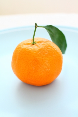 Ripe clementines on the blue, pastel plate, close upの写真素材