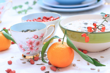 Ripe clementines on the blue, pastel plate, close upの写真素材
