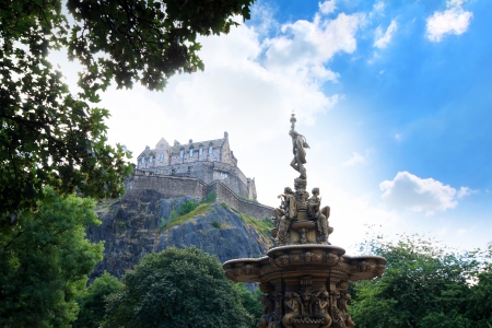 Ross fountain and Edinburgh Castle in Scotland on summer dayのeditorial素材