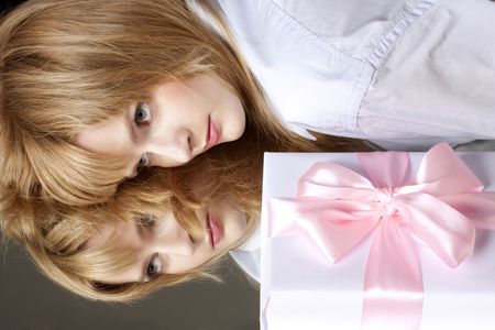 beautiful woman holds a box with a pink bow の写真素材