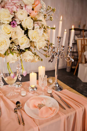 Beautiful wedding bouquet of many roses in a glass vase. Close-upの写真素材