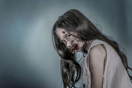 es una chica zombie vestido con un camisónの写真素材