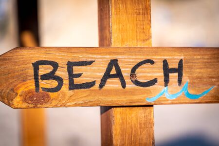 Arrow wooden beach sign leading to the seaの写真素材
