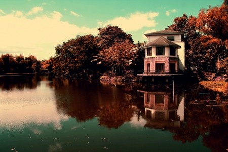 house by a lakeの素材