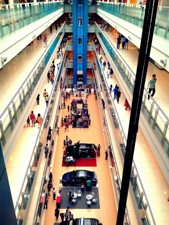 Hallway of a shopping mallの素材