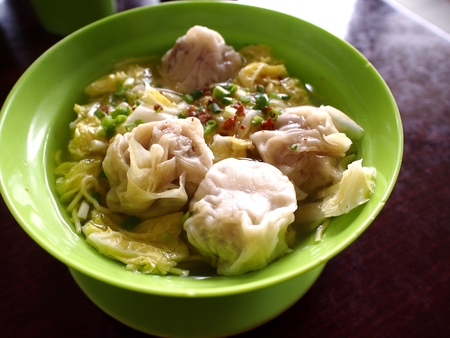 Bowl of wanton noodle soupの写真素材
