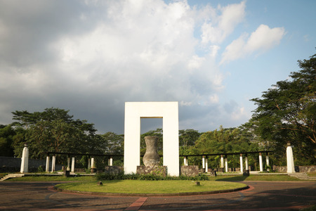 Square statue in center of gardenのeditorial素材