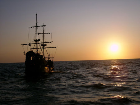 Ship in sunset の写真素材