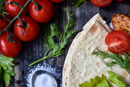 Chicken with pita bread and tomatoesの写真素材