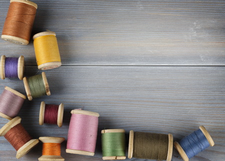 Old spools of thread on wooden backgroundの写真素材
