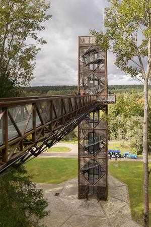 ANYKSCIAI, LITHUANIA - oktober, 2017: LAJU TAKAS Treetop Walkwayのeditorial素材