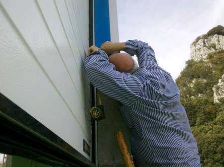 Man looking through an openingの素材