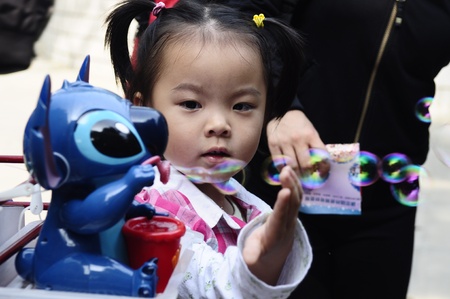 Disney Land, Hongkong - November 19,2010 -  the girl has fun with toy in Disney Landのeditorial素材