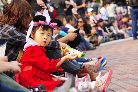 Disney Land, Hongkong - November 19,2010 - a girl wait Disney Paradeのeditorial素材