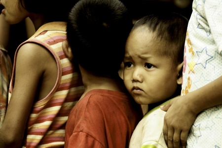 Sangklaburi, Thailand - May 11,2010 - Queue of waithing poor child for foodのeditorial素材
