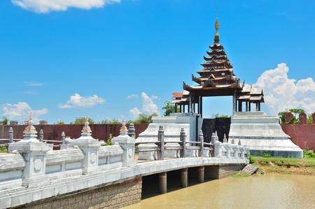 Bridge to ancient building at Surasri Camp, Kanchanaburi, Thailand のeditorial素材