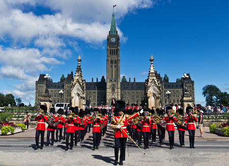 OTTAWA, ONTARIO/CANADA - AUGUST 10, 2013: Changing of the Guard ceremony at Parliament Hill in Ottawa, Canada.のeditorial素材