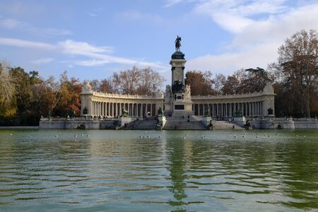monument to King Alfonso XII in the pond of the Retiro Park in Madrid

の写真素材