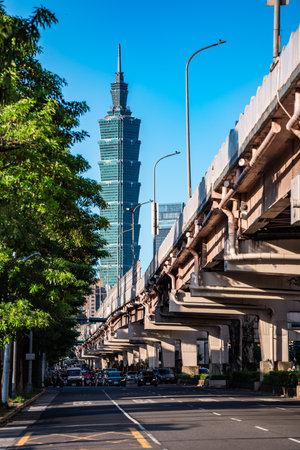 Taipei, Taiwan-August 1, 2020: Portrait of Taipei 101 Skyscraper from a busy sidewalkのeditorial素材