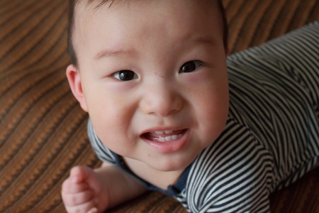 crawling boyの写真素材