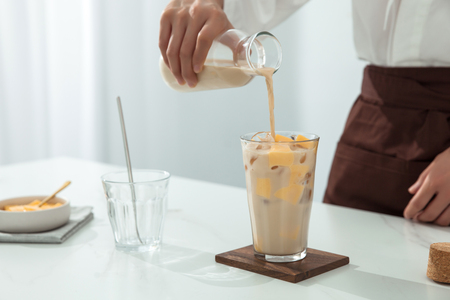 A girl making pudding milk teaの写真素材