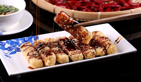 Glutinous rice cakes with sweet sauce