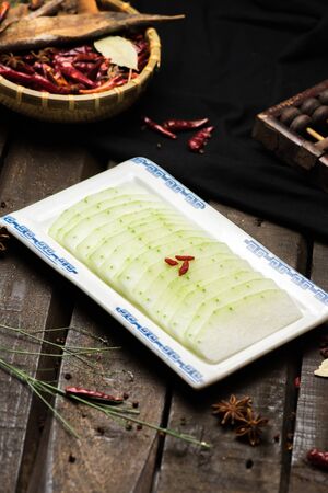 Fresh white gourd slices in a white ceramic dishの写真素材