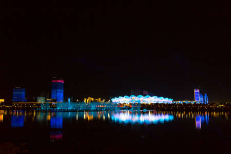 The Sports Center next to the Bahe River in Xi'an is beautiful and colorful in the colorful lights, and the musical fountain on the Bahe River adds infinite charm and beauty.のeditorial素材
