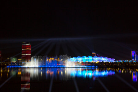 The Sports Center next to the Bahe River in Xi'an is beautiful and colorful in the colorful lights, and the musical fountain on the Bahe River adds infinite charm and beauty.のeditorial素材