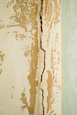 crack in the wall. Wall repair - a big crack in the corner of the wall.の写真素材