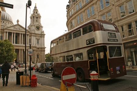 London red bus and Sent Paul Cathedralのeditorial素材