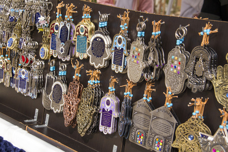 Tourist shop market stall with Israely souvenirs.\\\"Hamsa\\\" - palm with jewish blessing.Israelのeditorial素材
