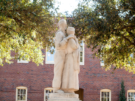 Statue of a man and women in a community parkの写真素材