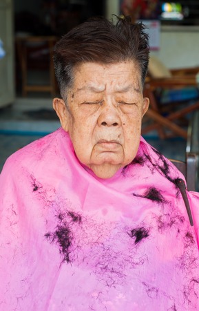 BANGKOK THAILAND - JUNE 3, 2016 : Woman barber haircut to The Old woman in Bangkok Thailand.のeditorial素材