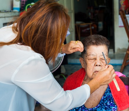 BANGKOK THAILAND - JUNE 3, 2016 : Woman barber haircut to The Old woman in Bangkok Thailand.のeditorial素材