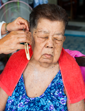 BANGKOK THAILAND - JUNE 3, 2016 : Woman barber haircut to The Old woman in Bangkok Thailand.のeditorial素材