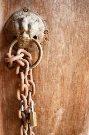 chain dragon door の写真素材