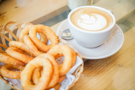 Onion ring with latte