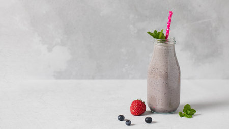 Banner Delicious berry smoothie with mint, berries and colorful straws. Copy spaceの写真素材