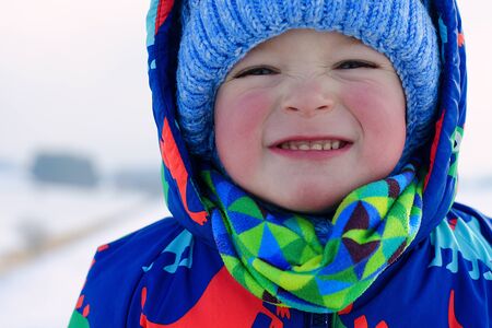 Close-upp portrait of beautiful happy child in winterの写真素材