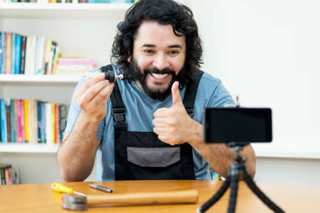 Happy handyman broadcasting podcast online at webの写真素材