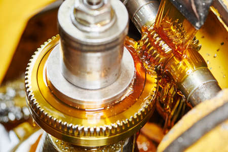 metalworking gear wheel machining with hob and oil lubrication
