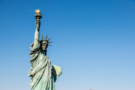 Lady liberty juxtaposed stand against Rainbow Bridge in Tokyo, Odaiba in Japanの写真素材