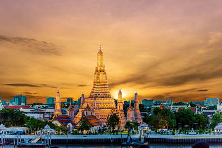 Wat Arun Temple at sunset in bangkok Thailand. Wat Arun is a Buddhist temple in Bangkok Yai district of Bangkok, Thailand, Wat Arun is among the best known of Thailand's landmarks
Photos of beautiful orange sky lights.の写真素材