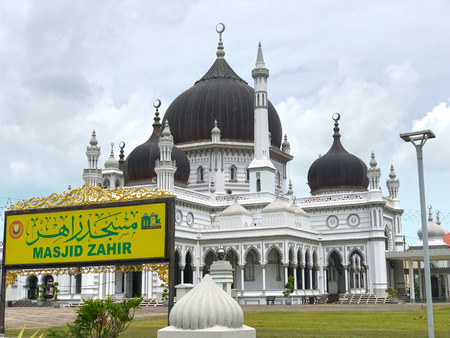 ALOR STAR,KEDAH,MALAYSIA - AUG 8, 2018: Masjid Zahir Mosque in Kedah, one of the grandest and oldest mosque in Malaysia. This mosque has been voted the top 10 most beautiful mosques in the world.のeditorial素材