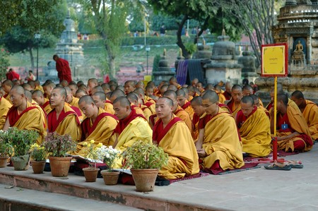 Bodgaya,India,December 21,2007- Buddhistic monks are praying at 25th International Kagyu Monlam with chinese Karmapa Ogyen Trinley Dorje のeditorial素材