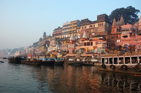 Varanasi, India,December 20,2007-Hindus perform ritual puja at dawn in the Ganges River on December 20, 2007 in Varanasi, Indiaのeditorial素材