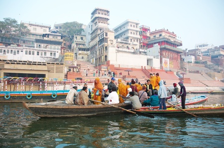 Varanasi, India,December 20,2007-Hindus perform ritual puja at dawn in the Ganges River on December 20, 2007 in Varanasi, Indiaのeditorial素材