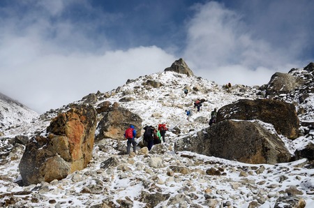 EVEREST BASE CAMP TREK,GORAKSHEP, NEPAL - APRIL 22: Unidentified group of hikers climbing mountain range on their way to Everest Base camp on 22 April, 2013 in Everest region,Gorakshep, Nepal.Trek is one of most popular routes in the worldのeditorial素材